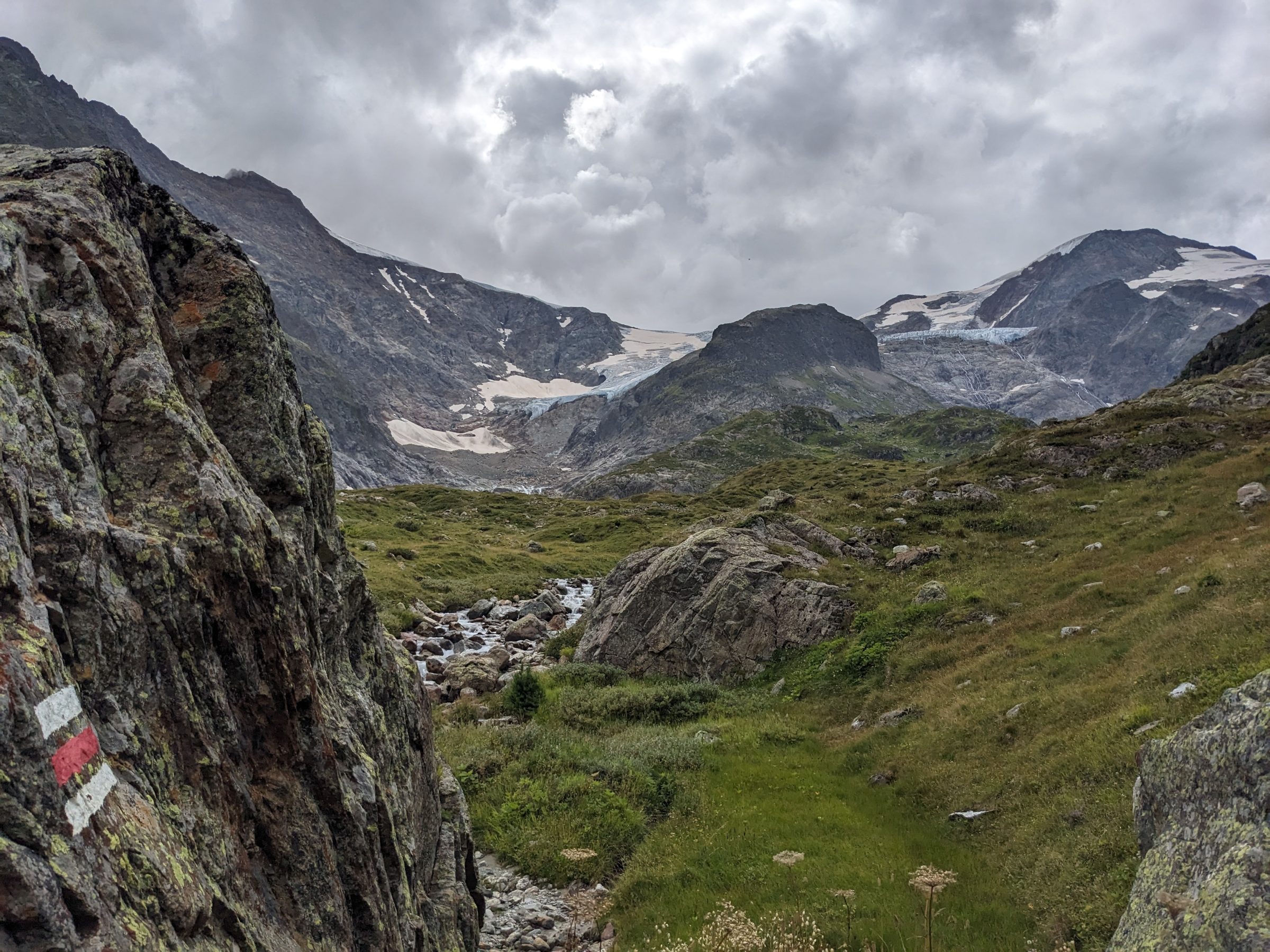 Bergsteiger auf verschneitem Gipfel in Zermatt, Schweiz