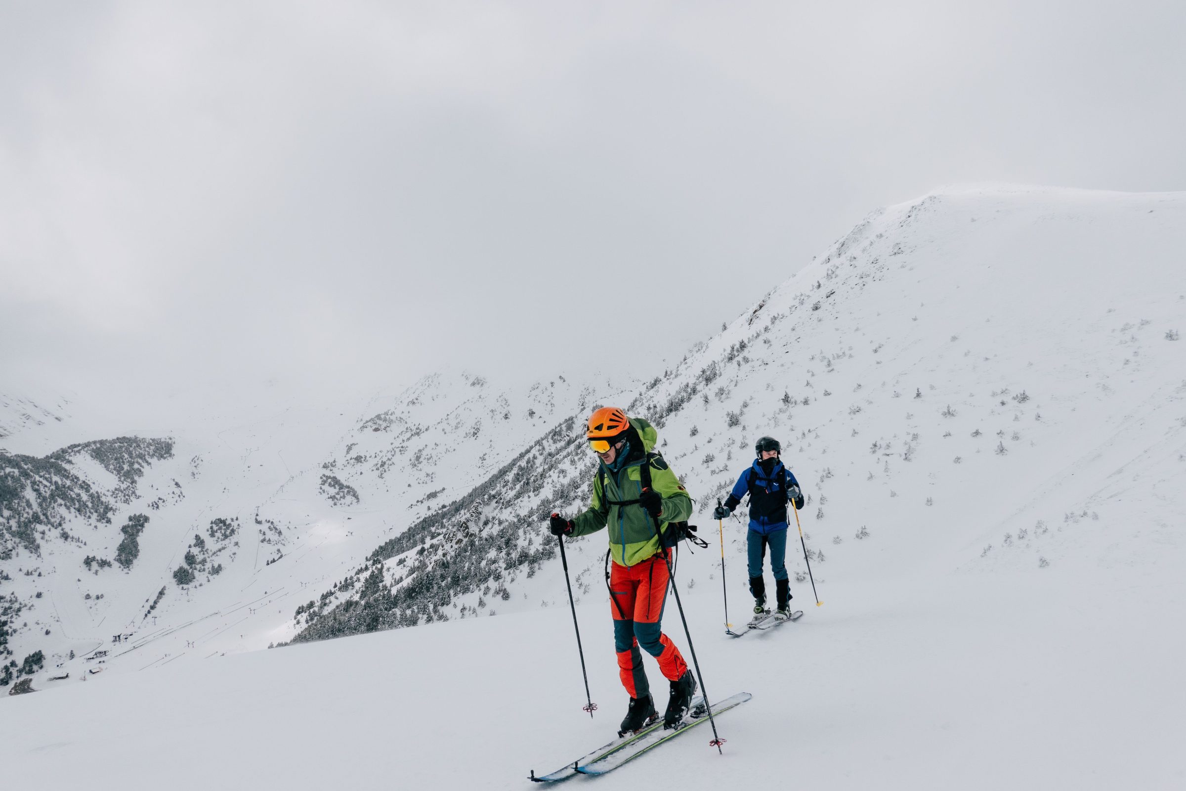 Zwei Skitourgänger beim Aufstieg im Schnee, Graubünden Schweiz