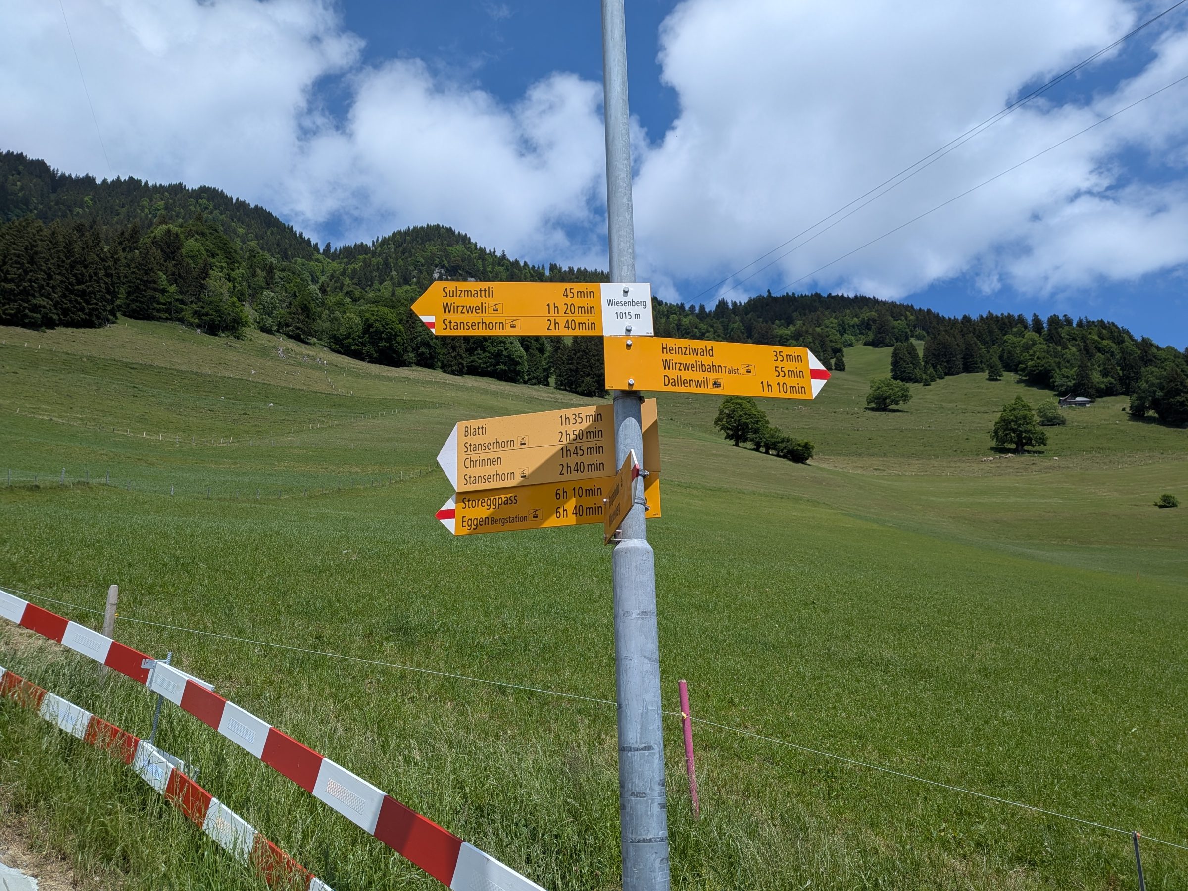 Wanderer auf Bergpfad in den Schweizer Alpen