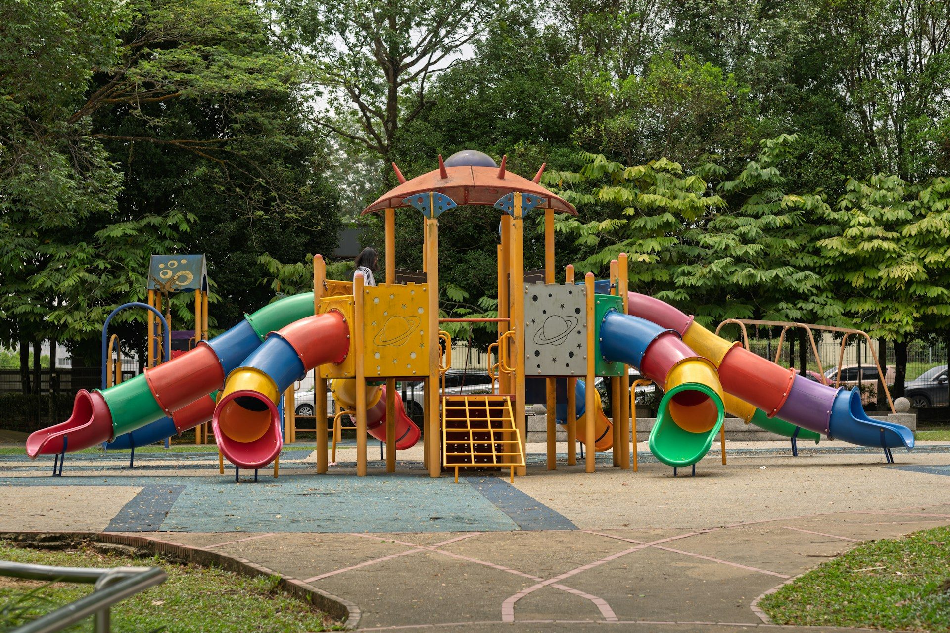 Kinder spielen auf einer Almwiese mit Bergpanorama